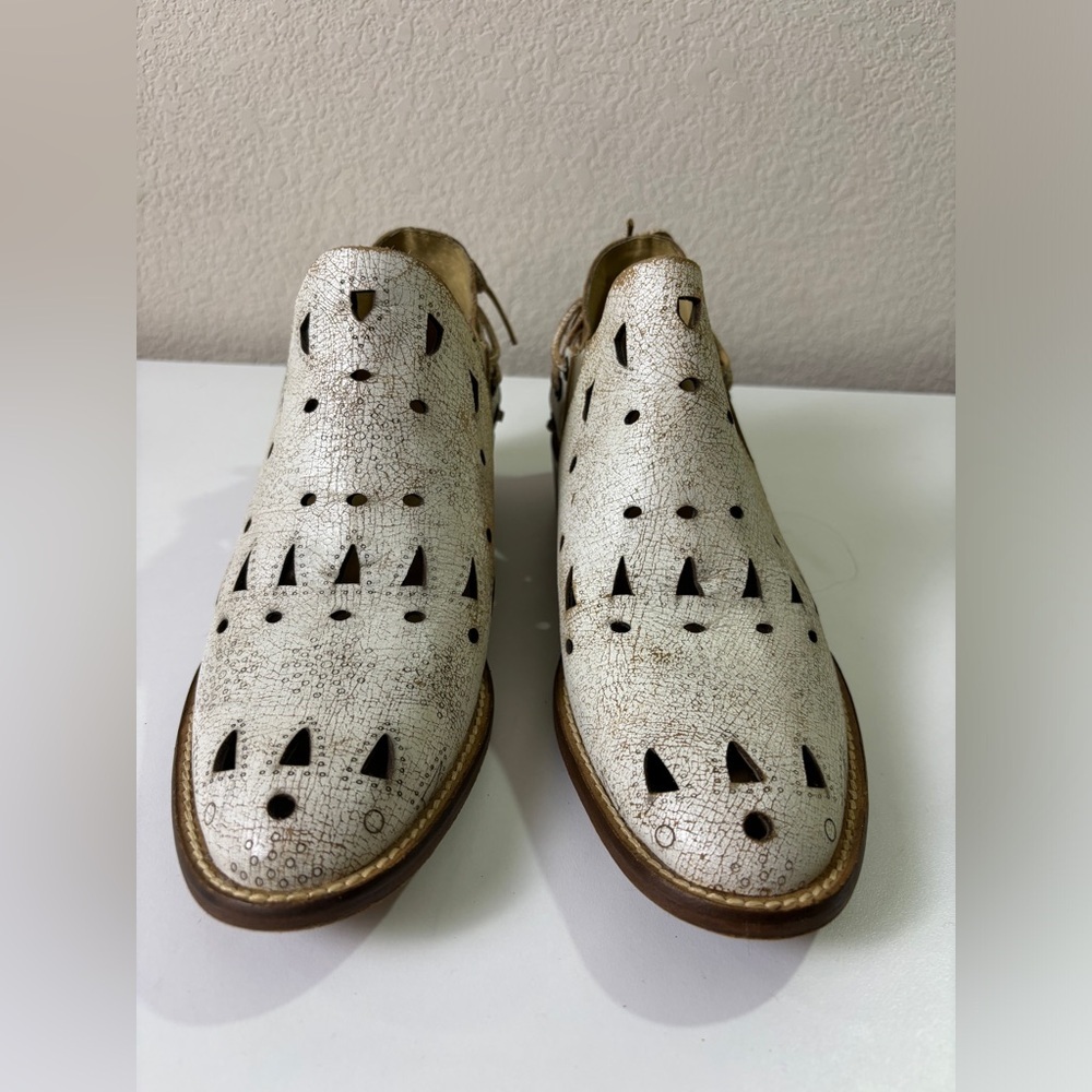 Musse & Cloud White Cutout Leather Ankle Booties with Brown Heel - Picture 3 of 11